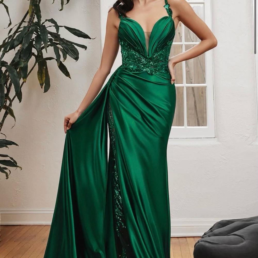Beautiful green prom dress size fits like a size 2-4. No flaws.